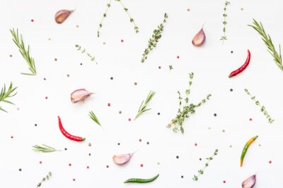 Fototapete Grüne Kräuter, Paprika und Gewürze auf weißem Hintergrund