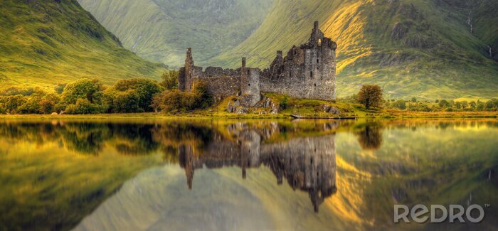 Fototapete Grüne Landschaft mit dem Kilchurn Castle
