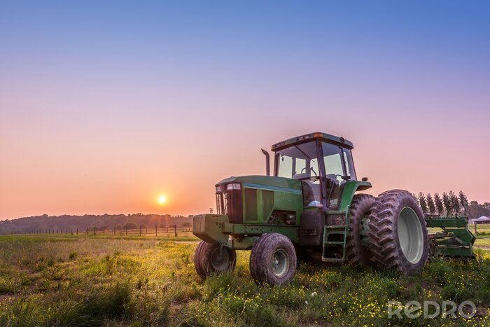 Fototapete Grüner Traktor in der Landschaft