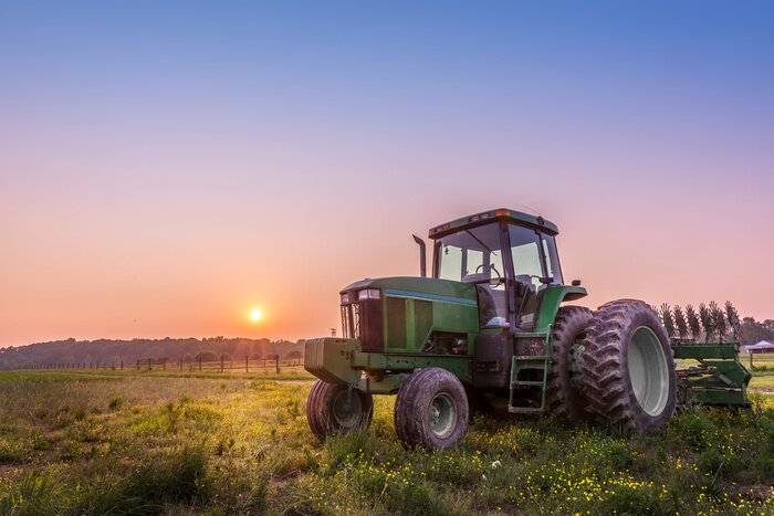 Fototapete Grüner Traktor in der Landschaft