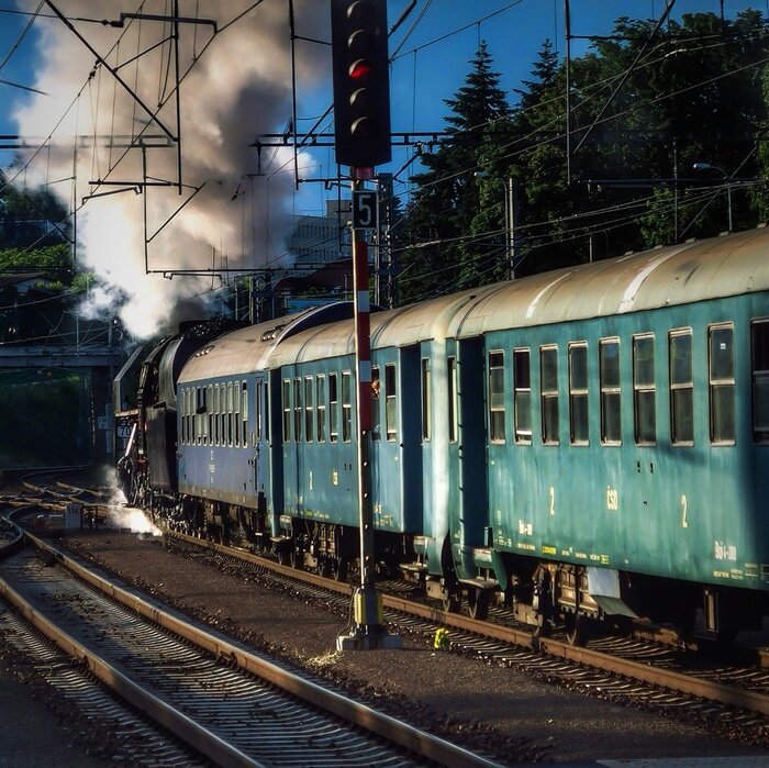 Fototapete Grüner Zug inmitten von Bäumen