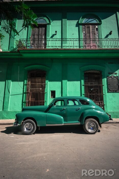 Fototapete Grünes Auto vor Hintergrund des grünen Gebäudes