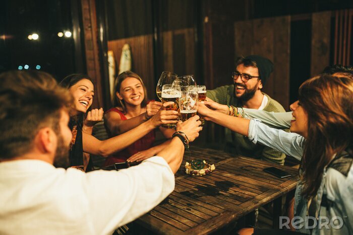 Fototapete Gruppe von Freunden trinkt Bier