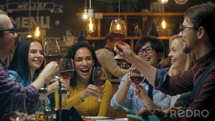 Fototapete Gruppe von Freunden trinkt Wein