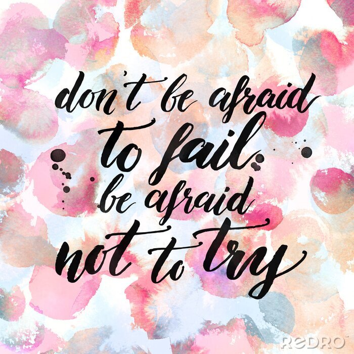 Fototapete Haben Sie keine Angst zu scheitern, haben Angst nicht zu versuchen. Inspirationszitat über Leben, Liebe und Herausforderungen. Tinte Kalligraphie an Pastell rosa Aquarell Hintergrund