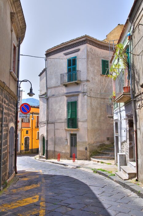Fototapete Häuser bei menschenleerer Straße