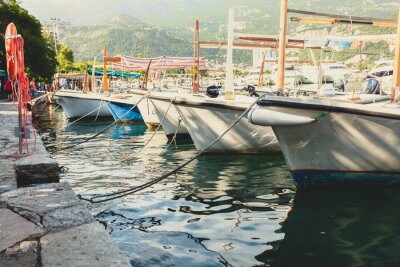 Fototapete Hafen mit Segelboten in Sonnenstrahlen
