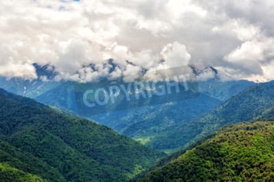 Fototapete Haufenwolken über den bergen