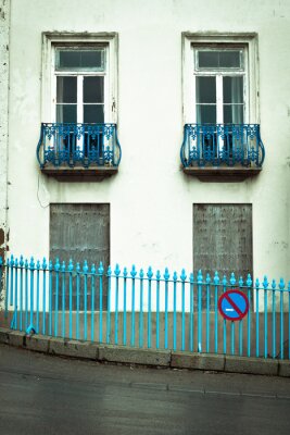 Fototapete Haus mit blauen Balkons