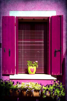 Fototapete Haus mit violettem Fenster