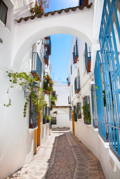 Fototapete Helle Gasse mit blauen Akzenten
