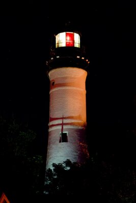 Fototapete Heller Leuchtturm in der Nacht