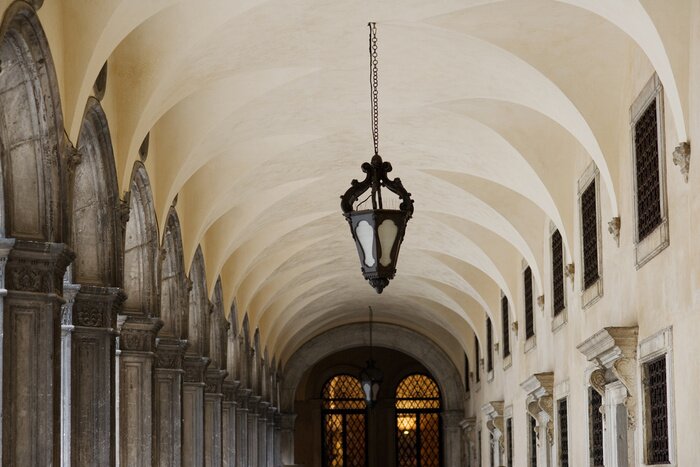 Fototapete Helles Gewölbe zwischen Säulen