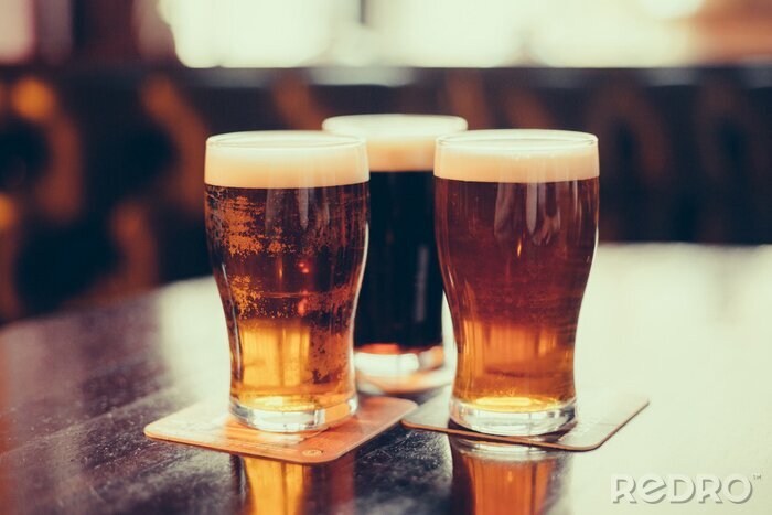 Fototapete Helles und dunkles Bier in Gläsern