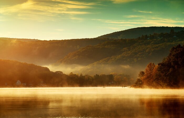 Fototapete Herbstlandschaft mit bergen und einem see