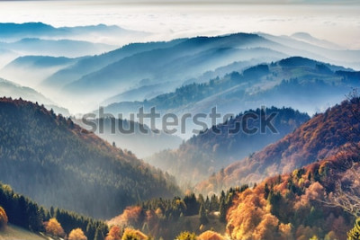 Fototapete Herbstliche Hügel in einer nebligen Landschaft