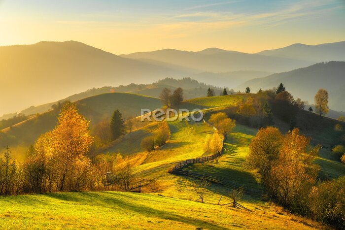 Fototapete Herbstliche Landschaft mit Bergen bei Sonnenaufgang