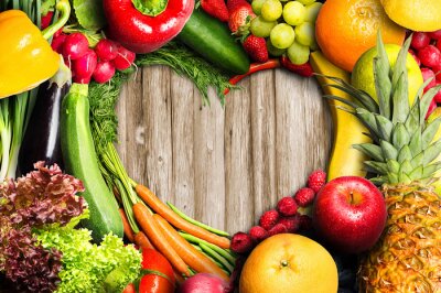 Herz inmitten von Obst und Gemüsen
