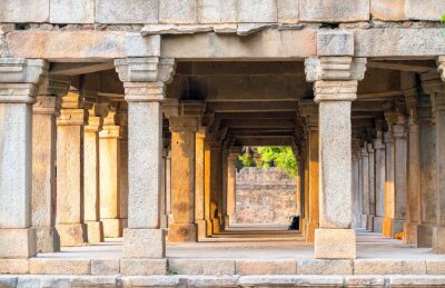 Fototapete Historische steinige Säulen in Indien