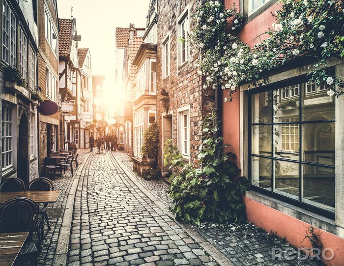 Fototapete Historische Straße in Europa bei Sonnenuntergang mit Retro-Vintage-Effekt