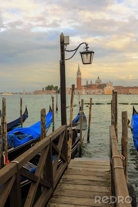 Fototapete Hölzerne plattform am venezianischen kanal