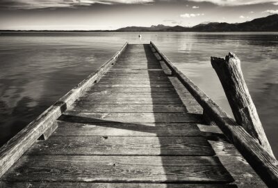 Fototapete Hölzerner schwarz-weißer Steg