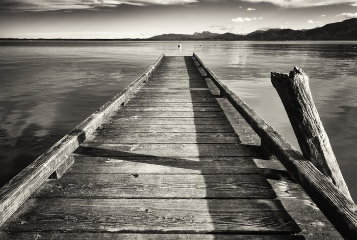 Fototapete Hölzerner schwarz-weißer Steg