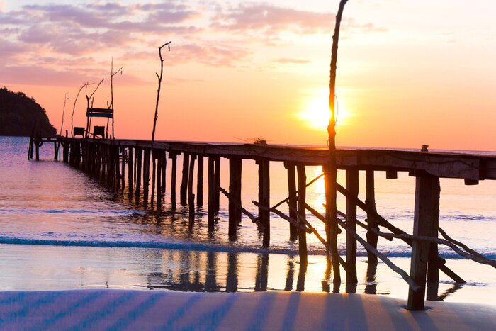 Fototapete Hölzerner Steg im abendlichen Licht