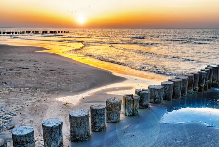 Fototapete Hölzerner Wellenbrecher am Meer