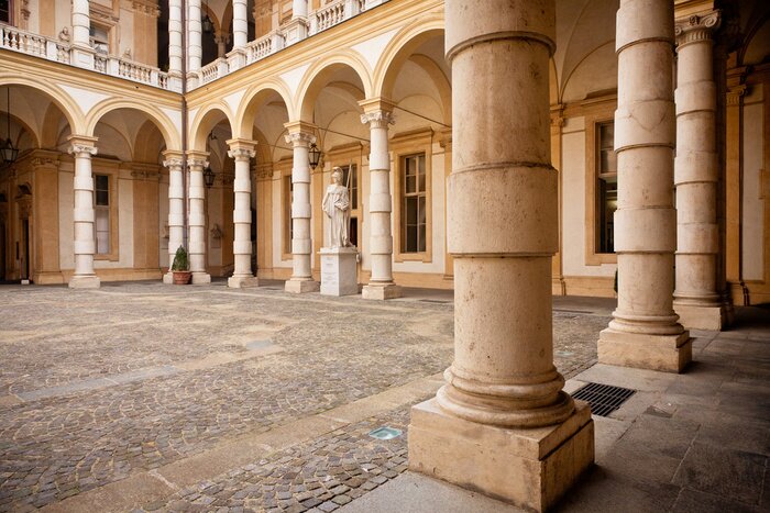 Fototapete Hof inmitten von Säulen