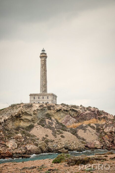 Fototapete Hoher Leuchtturm auf Felsen
