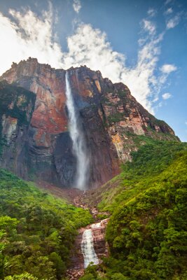Fototapete Hoher Wasserfall im Gebirge