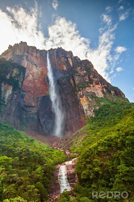 Fototapete Hoher Wasserfall im Gebirge