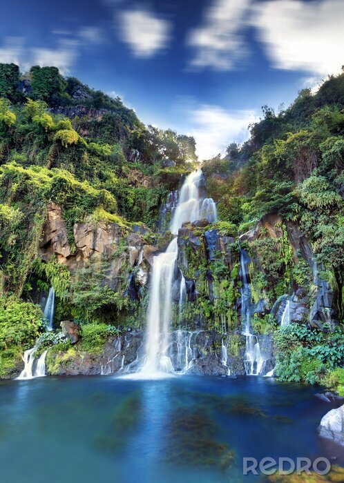 Fototapete Hoher Wasserfall und Felsen