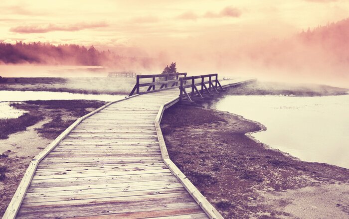 Fototapete Holzpromenade und dampfendes Wasser