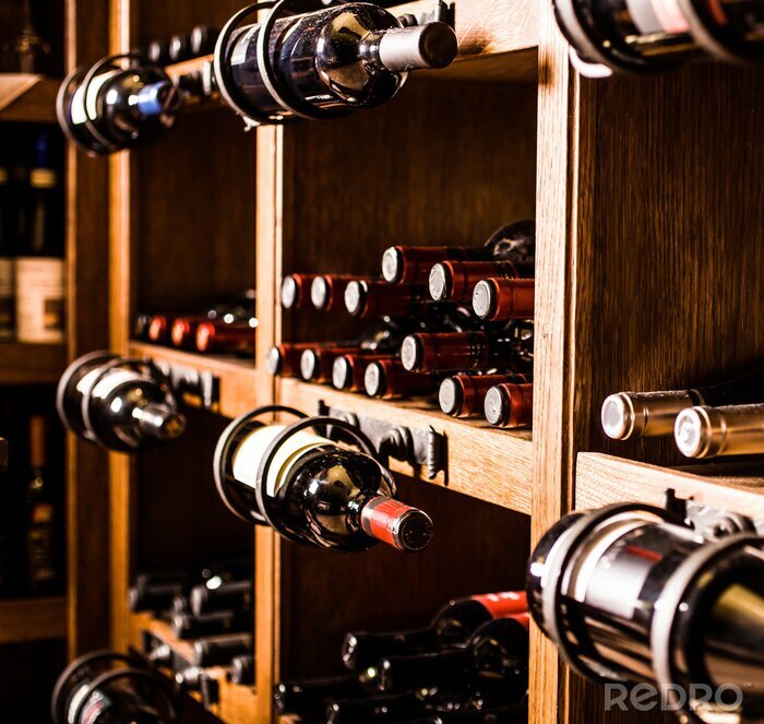 Fototapete Holzregale voller Weinflaschen