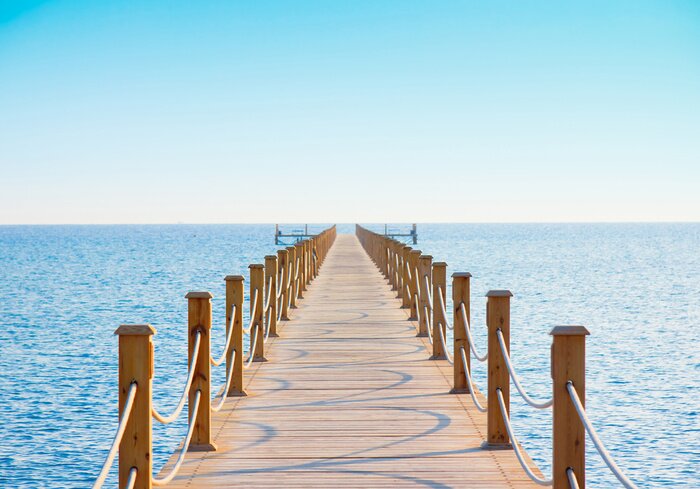 Fototapete Holzsteg auf blauem Hintergrund