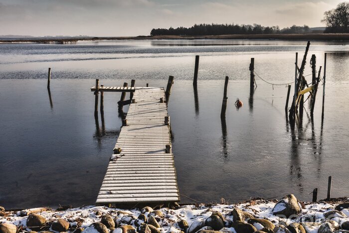 Fototapete Holzsteg im Winter in Dänemark