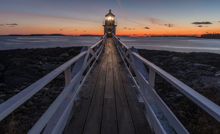 Fototapete Holzsteg mit Leuchtturm