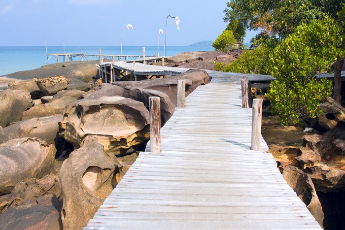 Fototapete Holzsteg unter Felsen