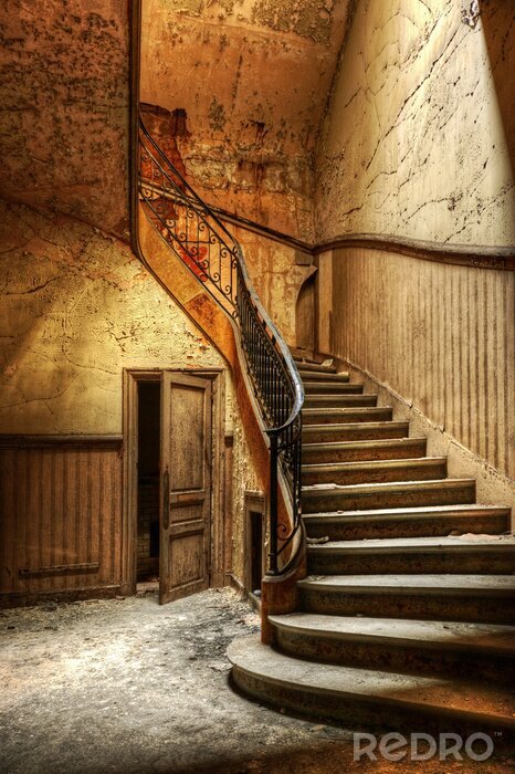 Fototapete Holztreppe mit schmiedeeisernem Geländer in einem alten Haus