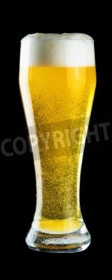 Fototapete Hopfengetränk auf schwarzem Hintergrund