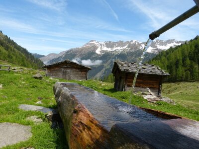 Fototapete Hütten vor dem Hintergrund der Berge