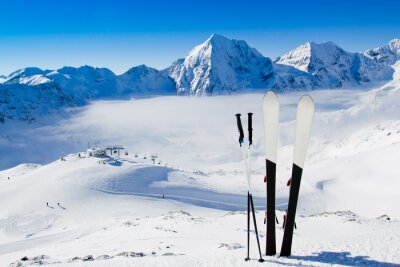 Fototapete Im Schnee steckengebliebene Skier