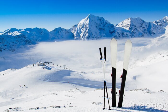 Fototapete Im Schnee steckengebliebene Skier