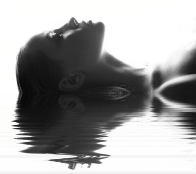 Im Wasser liegende Frau