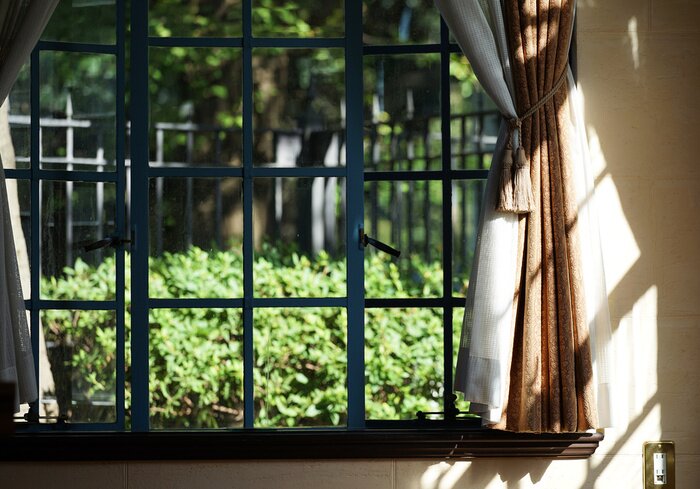 Fototapete Imitation vom Fenster mit Gitter