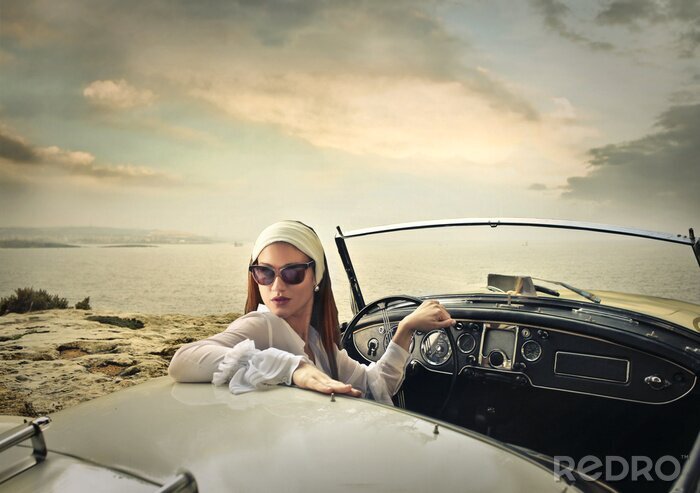 Fototapete in einem Retro-Auto sitzende Frau