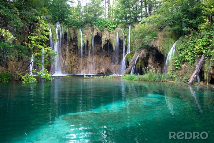 Fototapete In kleinen See fallende Wasserfälle