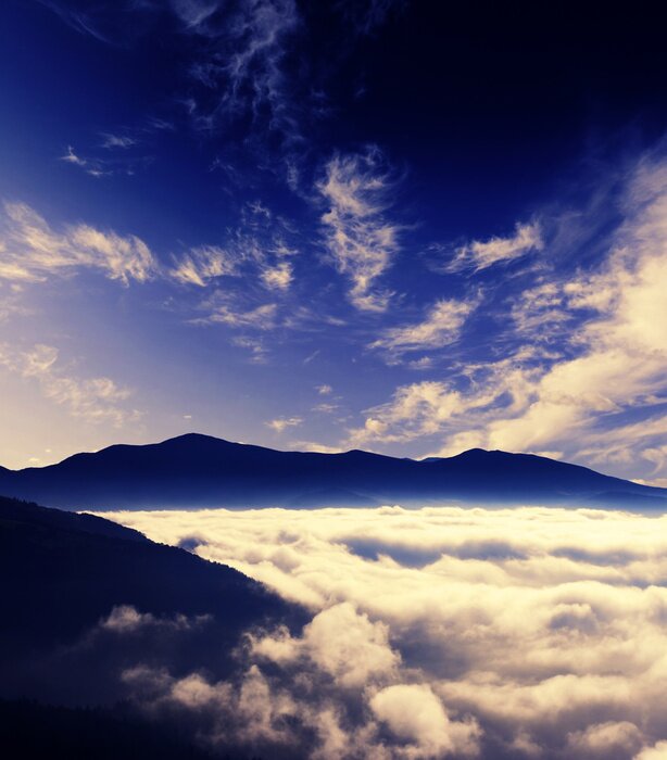 Fototapete In Nebel gehüllte Berggipfel
